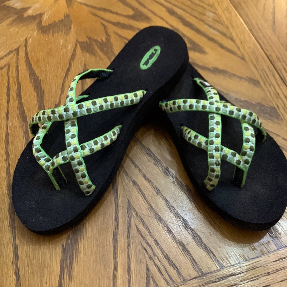 Teva Olowahu Strappy Flip Flops Green Yellow White Pattern Size 7 - Picture 1 of 12